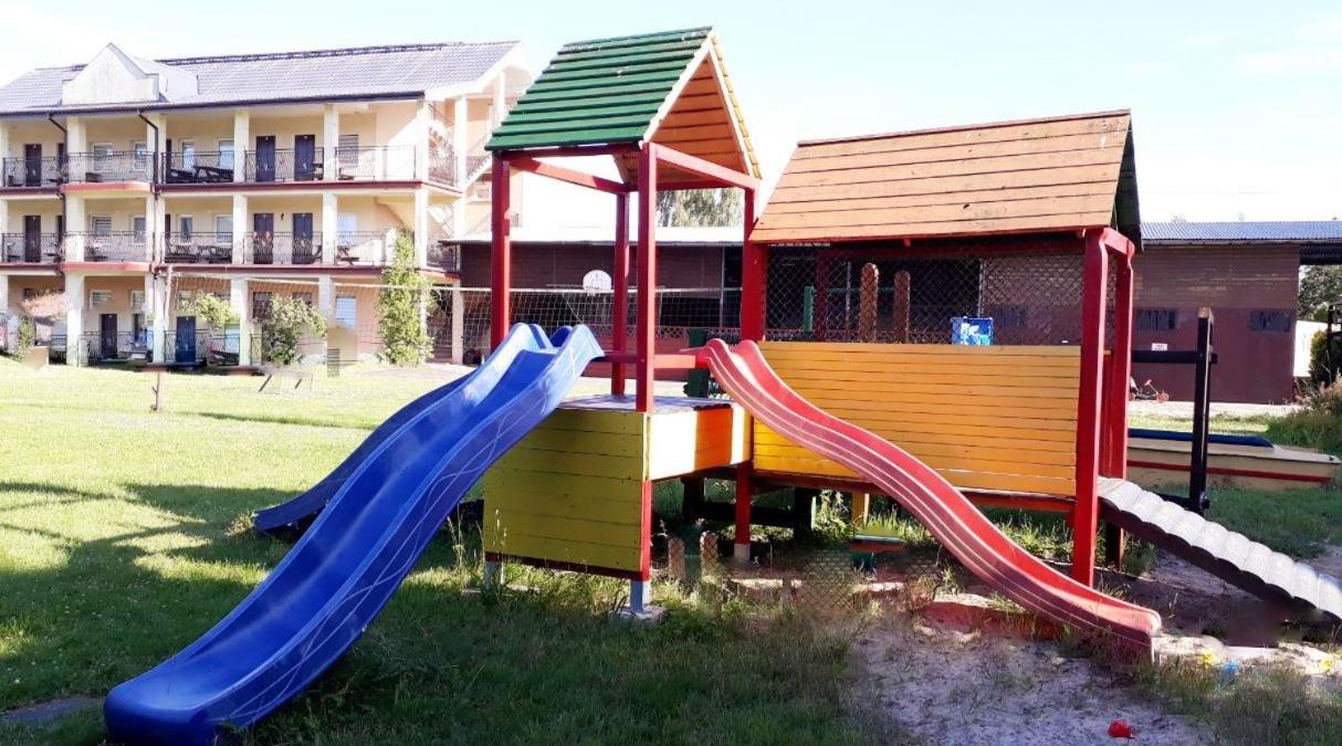 Ow Wilk - Pokoje I Domki Z Aneksami Kuchennymi, Parking, Plac Zabaw 웨바 외부 사진